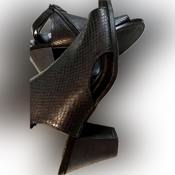 BARETRAPS Reining Peep Toe Sandal Faux Leather Black Shoe Studs Zipper Open Side - Picture 12 of 14